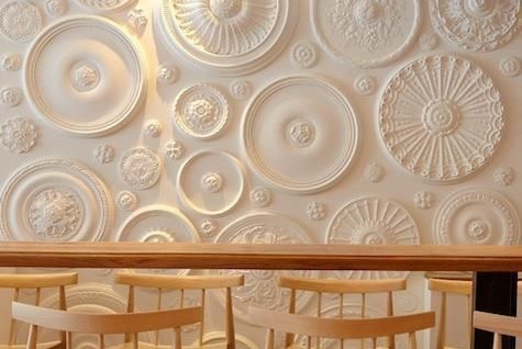 Rozete v jedilnici na steni